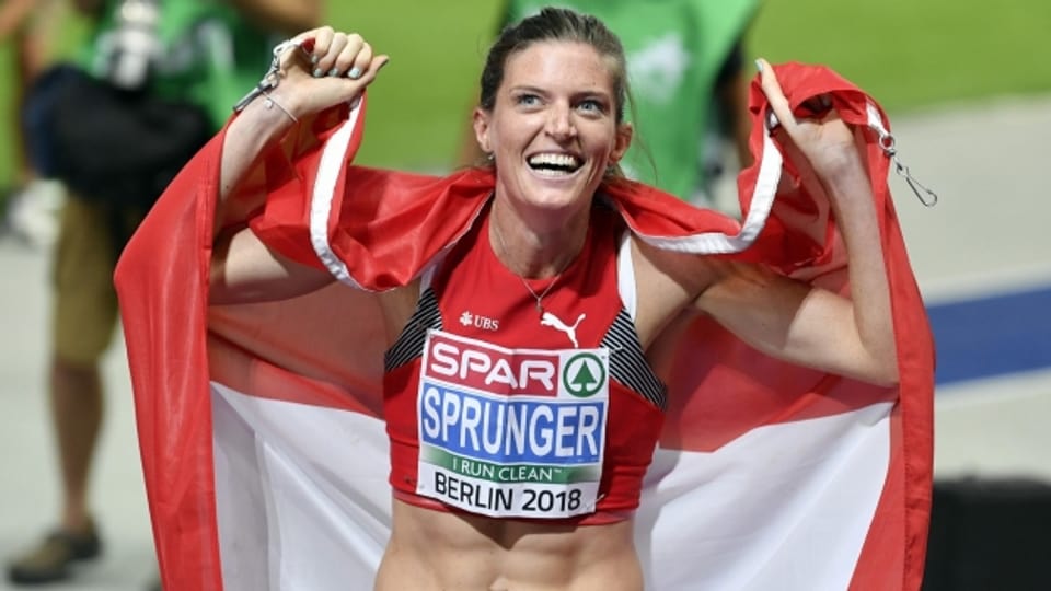 Léa Sprunger mit Schweizer Fahne