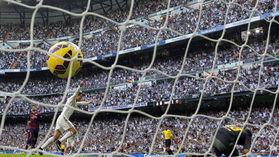Fussballspiel zwischen Real Madrid und dem FC Barcelona im Santiago Bernabeu-Stadion in Madrid, Spanien. Archivbild von 2014.