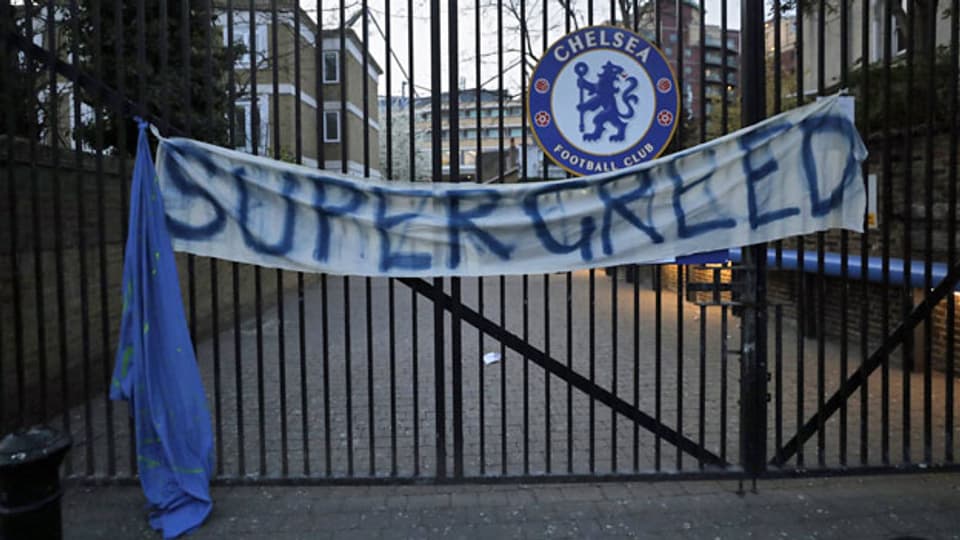 Banner an einem der Tore des Stadions Stamford Bridge in London, wo Chelsea-Fans gegen die Entscheidung des FC Chelsea protestierten.