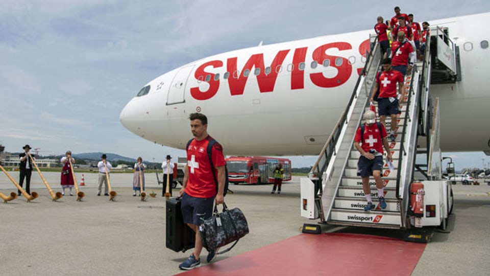 Die Spieler der Schweizer Nationalmannschaft mit Xherdan Shaqiri, Mitte links, werden nach ihrem Ausscheiden im Viertelfinal der Fussball Europameisterschaft 2020 am Flughafen in Zürich empfangen.