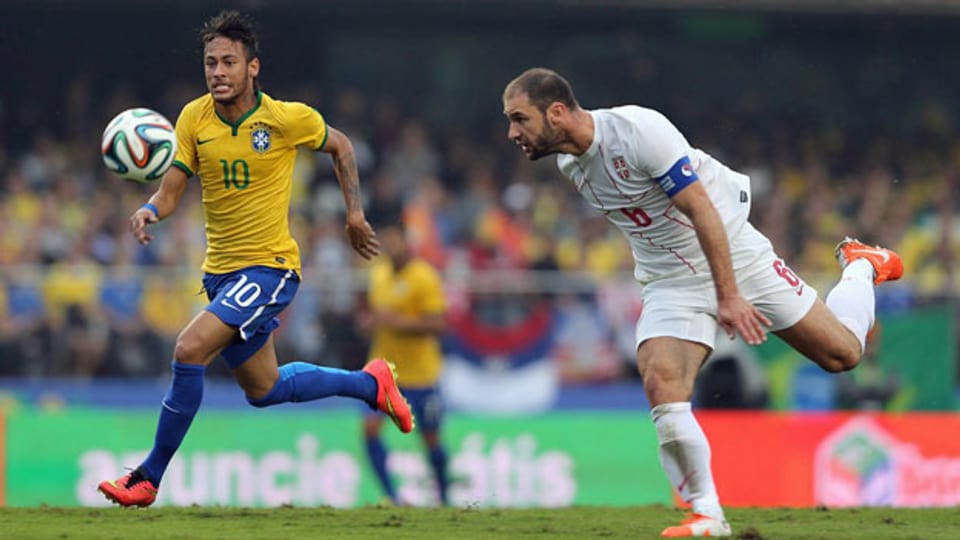 Der brasilianische Nationalspieler Neymar und der Kroate Dusan Basta an einem Freundschaftsspiel am 12. Juni 2014.