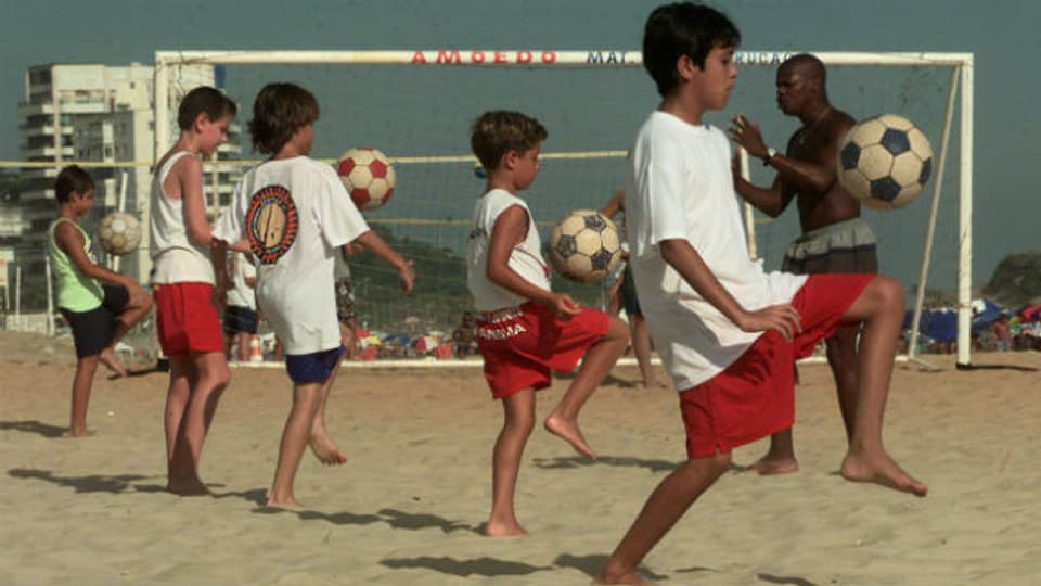 Brasiliens Nachwuchs kickt in Fussballschulen auch am Strand.