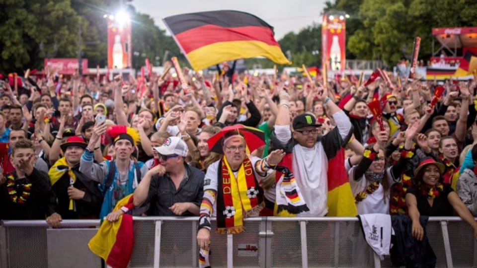 Seit 26 Jahren ist Deutschland vereint. Doch was bedeutet das heute? (Symbolbild Fanmeile Fussball)