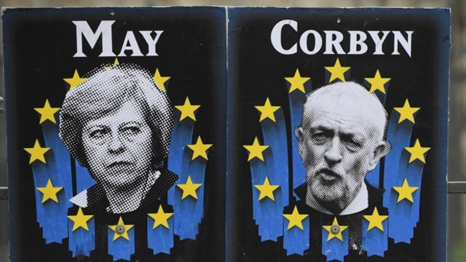 Trotz Distanz sprechen May und Corbyn miteinander.