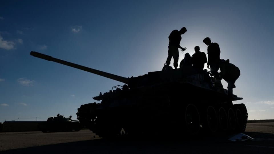 Soldaten unter dem Kommando von General Chalifa Haftar sammeln sich auf dem Vormarsch nach Tripolis.