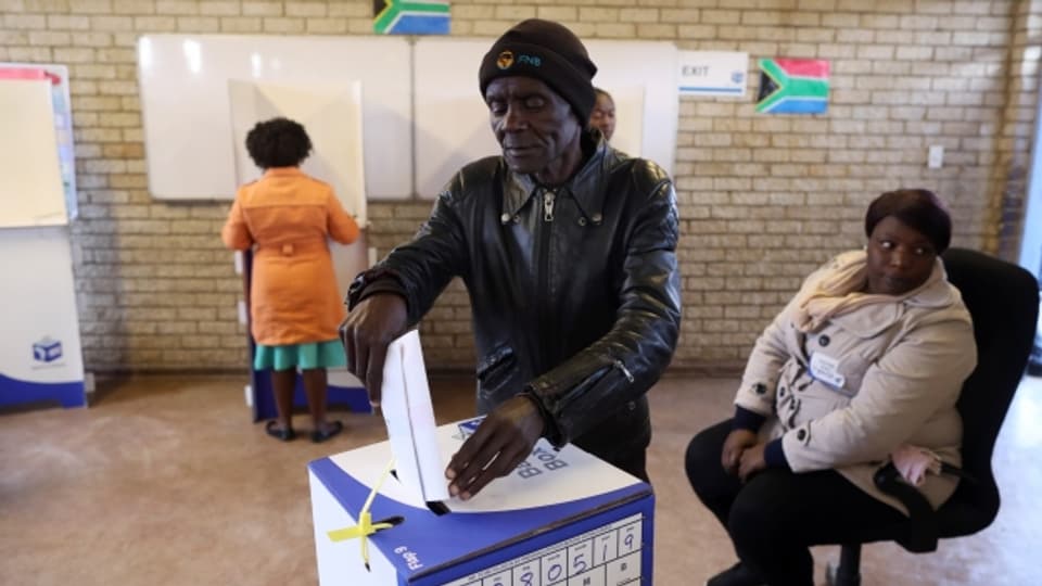 Wähler und Wählerinnen heute Morgen bei der Stimmabgabe in Soweto, Johannesburg.