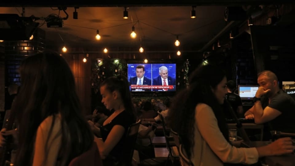 Die Menschen verfolgen in einer Bar in Istanbul das TV-Duell von gestern Abend.