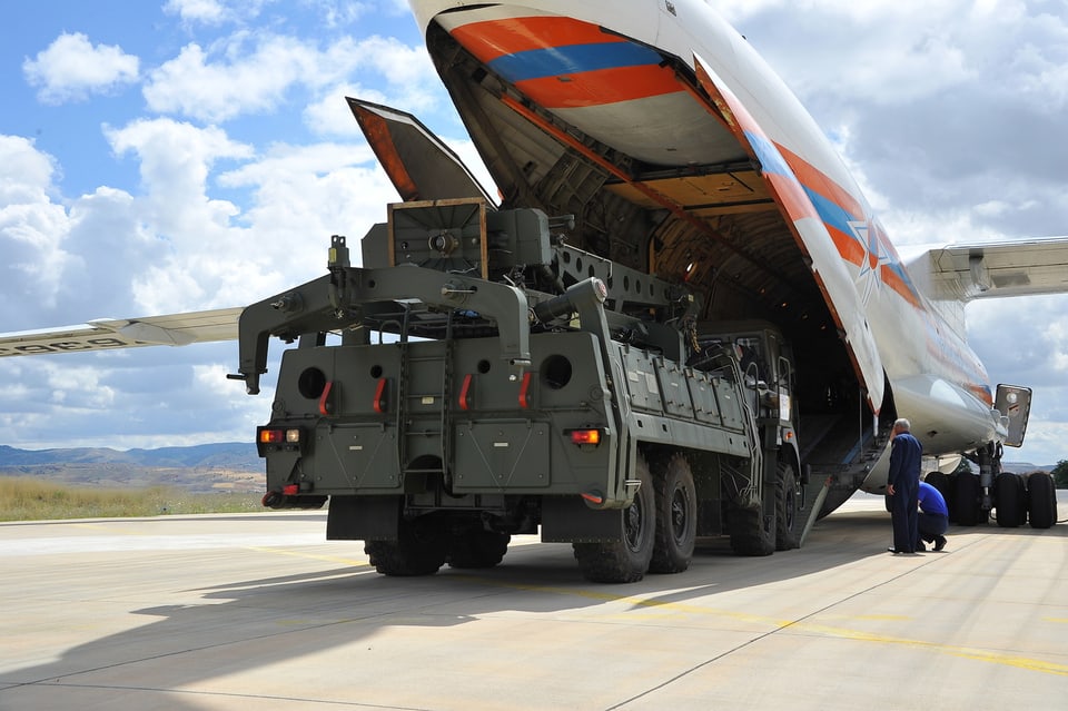 Sorgt im Moment für Spannungen zwischen den USA und der Türkei: Das russische Raketenabwehrsystem, hier bei der Anlieferung in Ankara vergangenen Freitag.