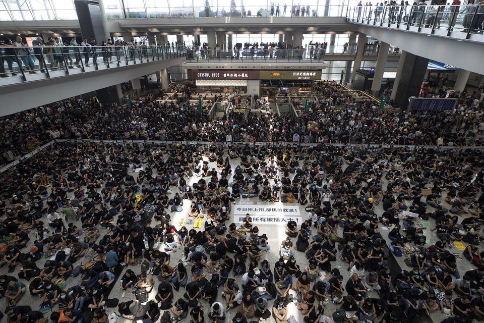 Tausende Demonstrierende besetzten gestern die Terminals im Flughafen in Hongkong - der Flugbetrieb musste eingestellt werden.