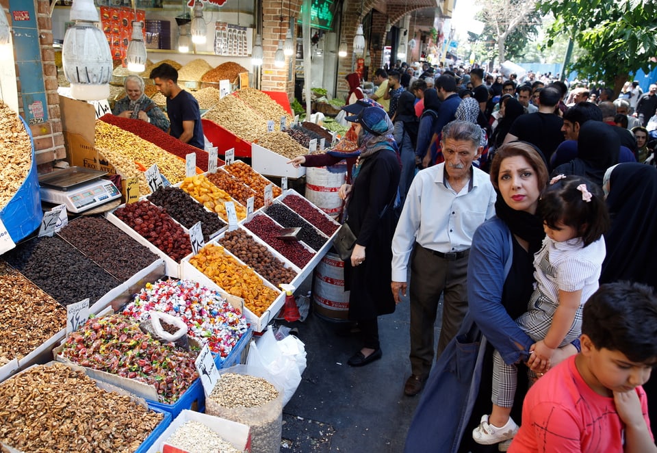 Die iranische Bevölkerung leidet zunehmend unter den Wirtschaftssanktionen. Im Bild ein Basar in Teheran.