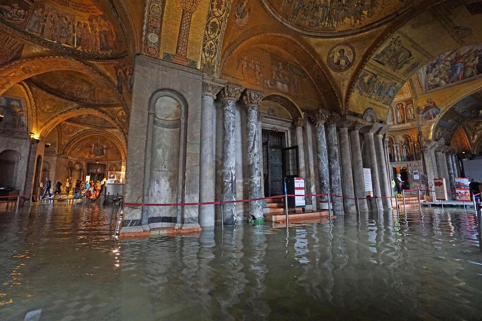 Das innere der Kirche San Marco ist mit Wasser überflutet.