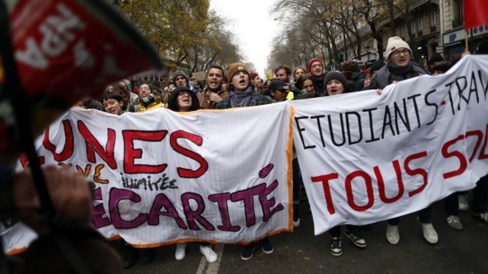 Menschen demonstrieren auf Pariser Strassen