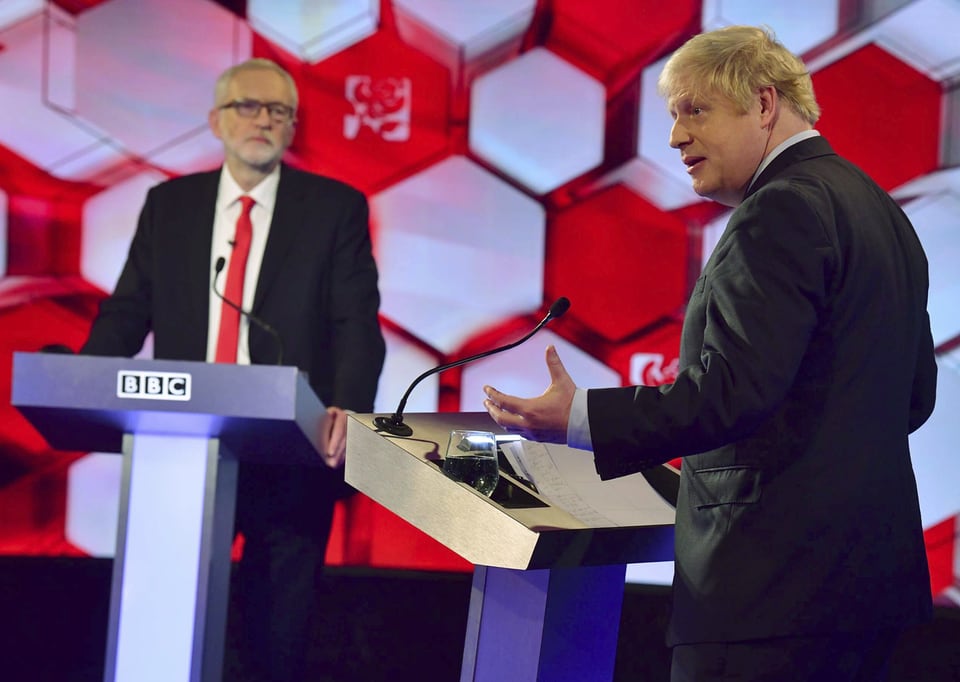 Die beiden Kandidaten - Jeremy Corbyn und Boris Johnson - diskutieren während einer TV-Debatte.