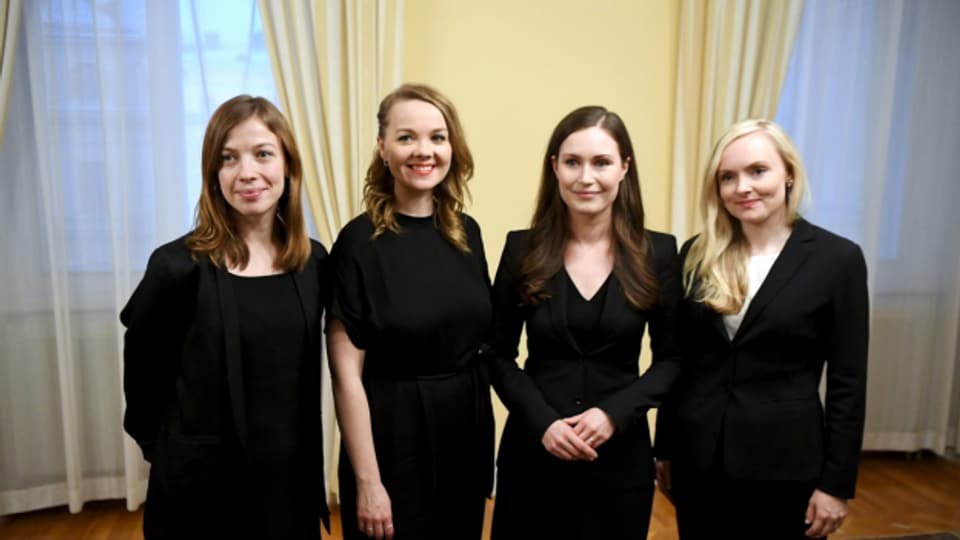 Finnische Premierministerin und ihre jungen weiblichen Ministerinnen