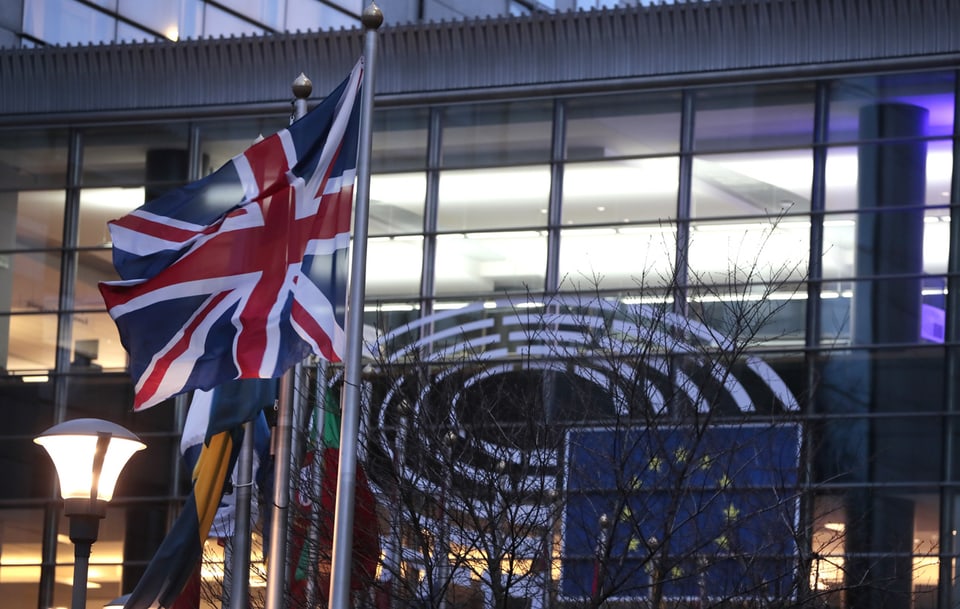 Britische Fahne vor dem europäischen Parlament in Brüssel