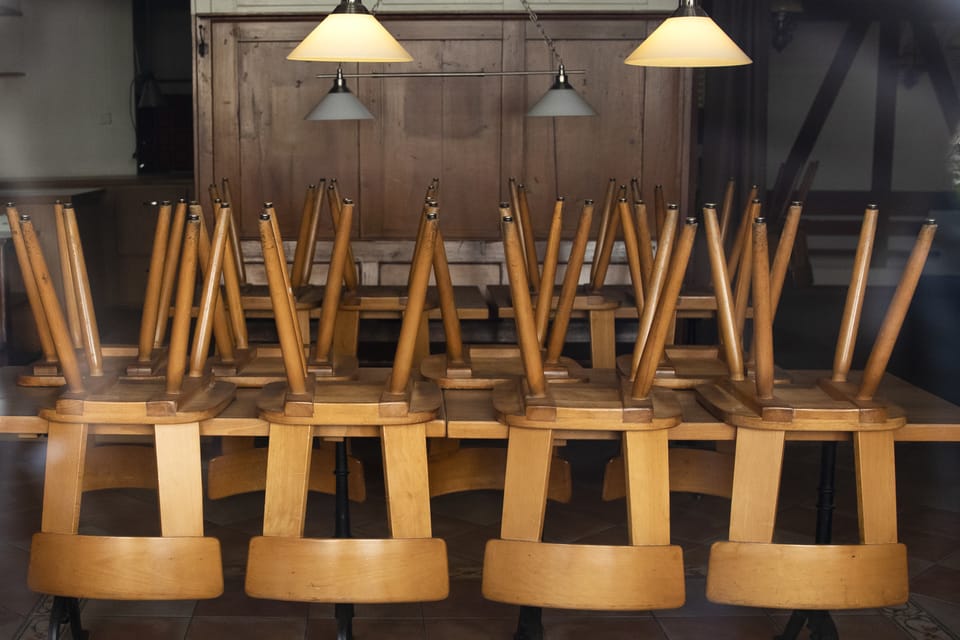 Hoch gestellte Stühle in einem leeren Restaurant.