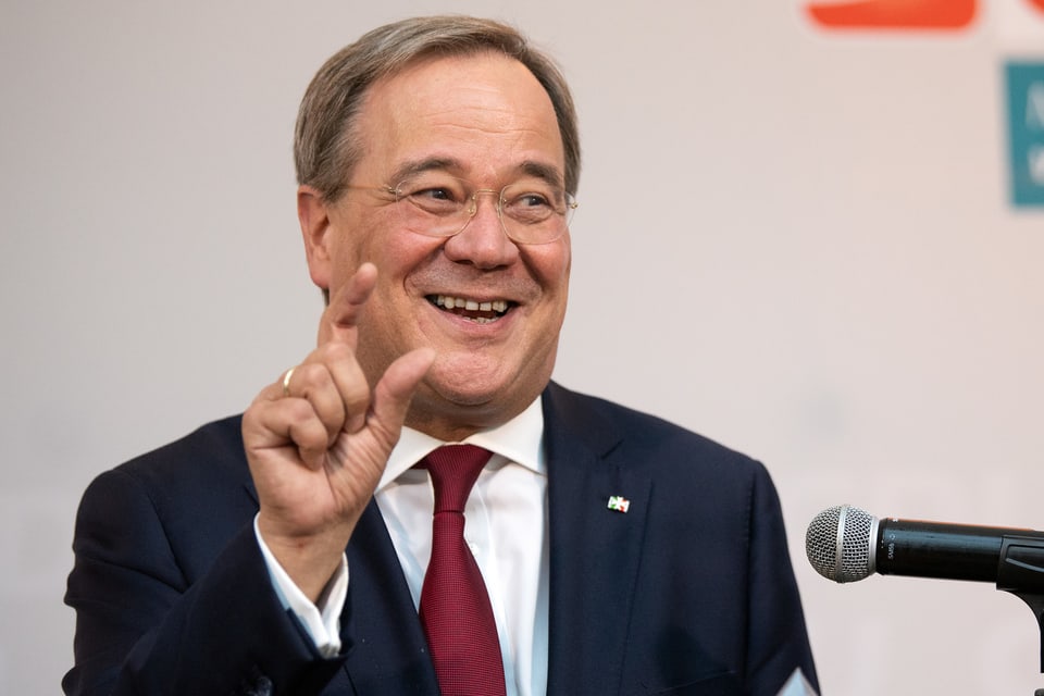 CDU-Landesvorsitzende Armin Laschet freut sich lachend über den Wahlsieg.