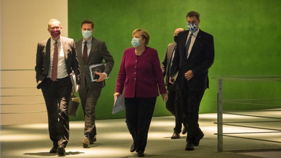 Bundeskanzlerin Angela Merkel kommt zu einer Pressekonferenz nach einem Treffen mit den Ministerpräsidenten der Länder zu steigenden Infektionszahlen und weiteren Corona-Massnahmen.