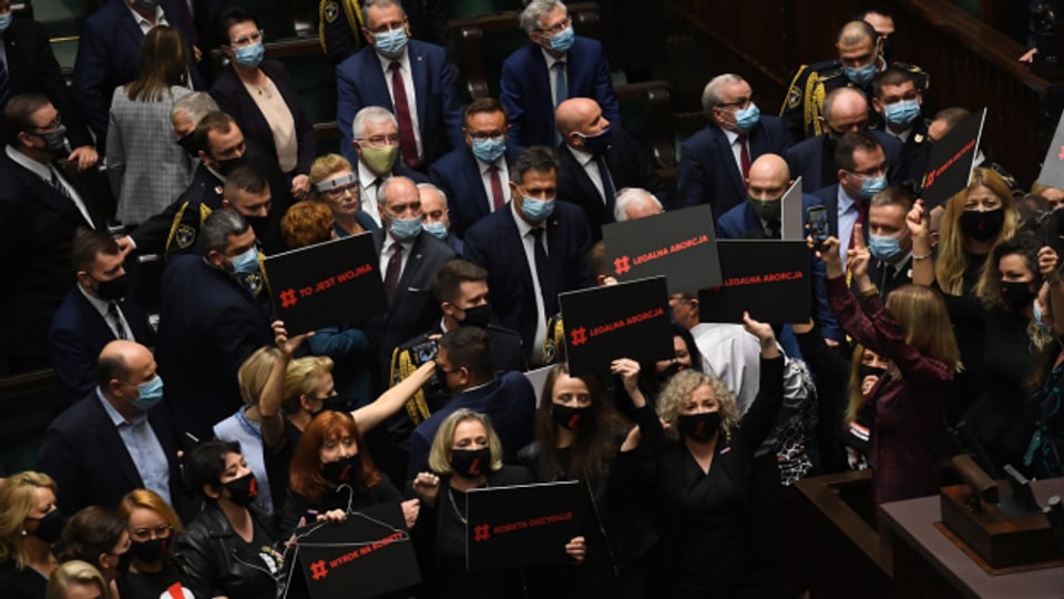 Der Beginn der Sejm-Sitzung wurde von weiblichen Oppositionsabgeordneten mit einer Demonstration gegen das umstrittene Urteil des Verfassungsgerichtshofs zum Abtreibungsgesetz unterbrochen.