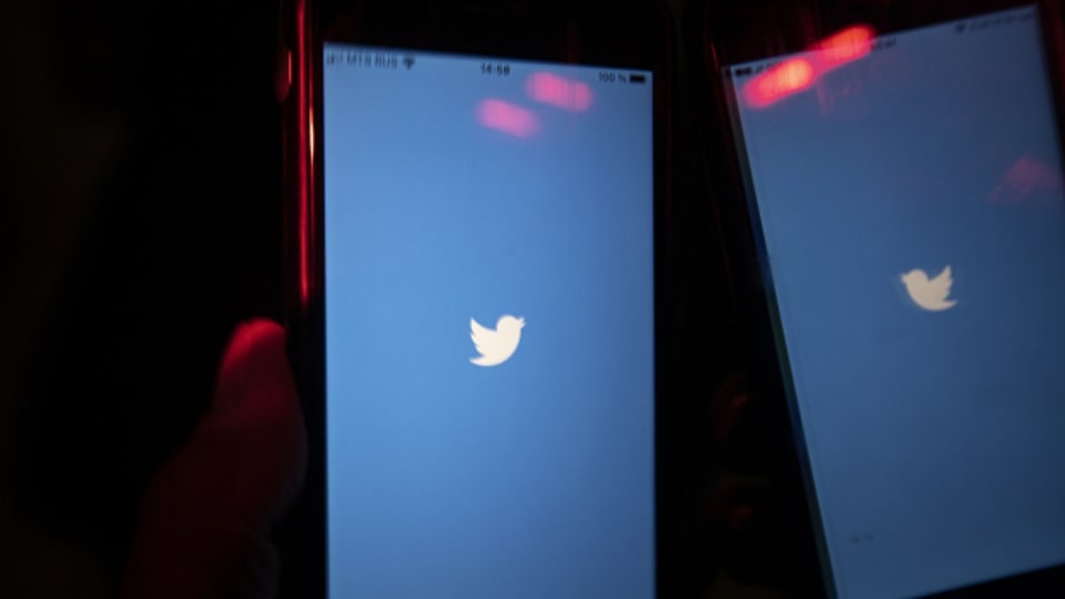 Ein Handy-Nutzer öffnet die Twitter-App auf seinem Smartphone in Russland.
