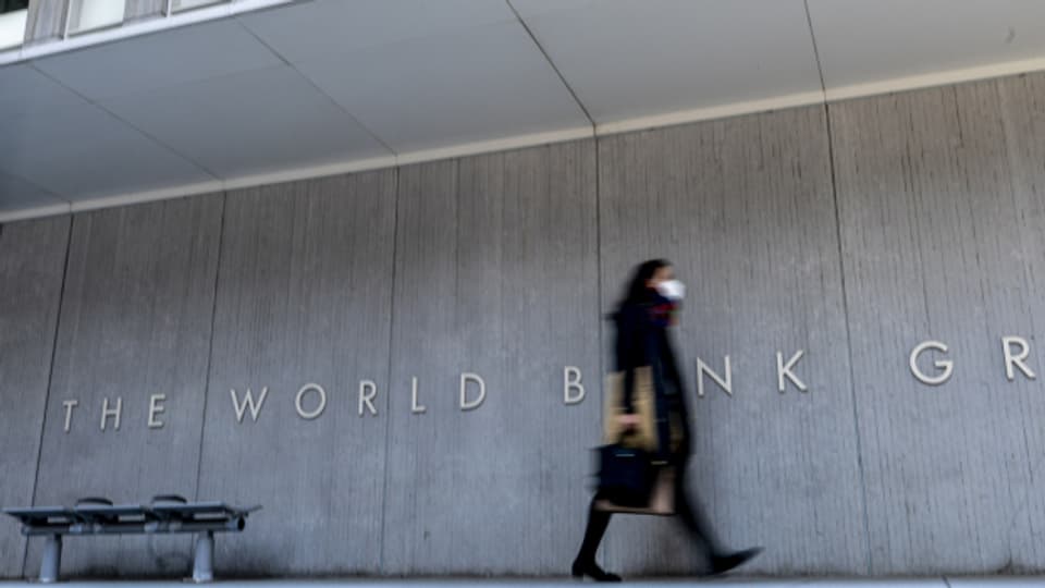 Bankerin am Hauptsitz der Weltbank in Washington D.C.