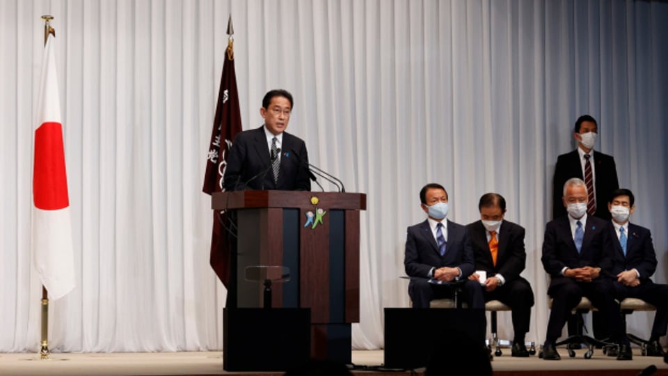 Japans Premierminister und Vorsitzender der regierenden Liberaldemokratischen Partei (LDP) Fumio Kishida spricht während einer Pressekonferenz in der Parteizentrale in Tokio.