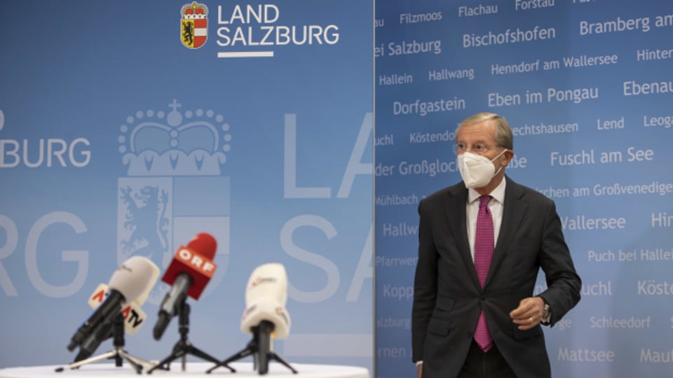 Der Salzburger Landeshauptmann verkündet Massnahmen vor den Medien