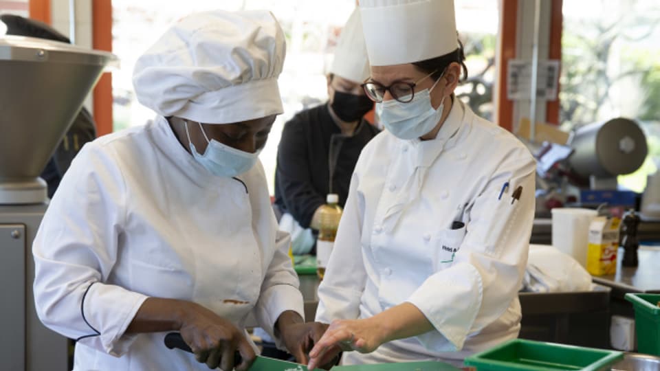 Während eines Praktikums unterstützt eine Küchenchefin die Lehrtochter.