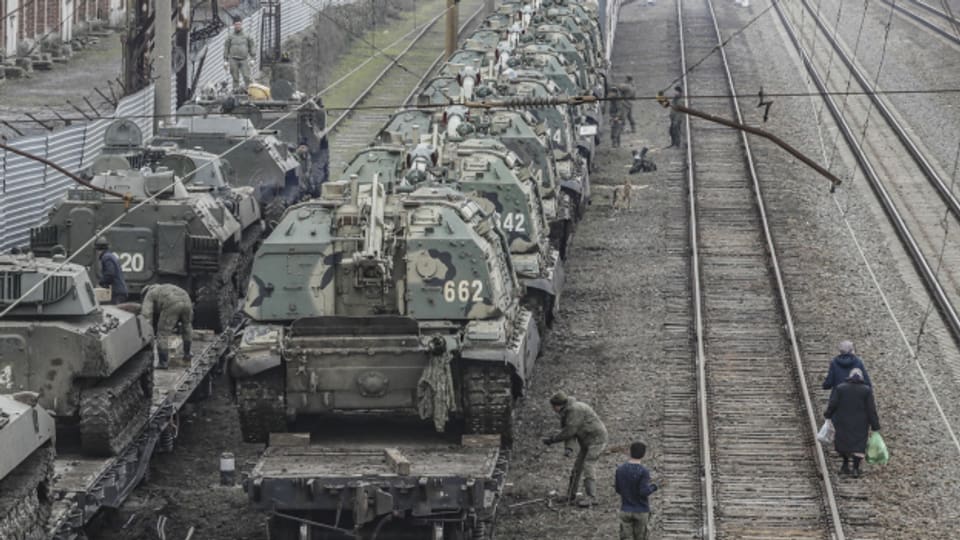 Russische gepanzerte Fahrzeuge stehen am Bahnhof in der Region Rostow, Russland,