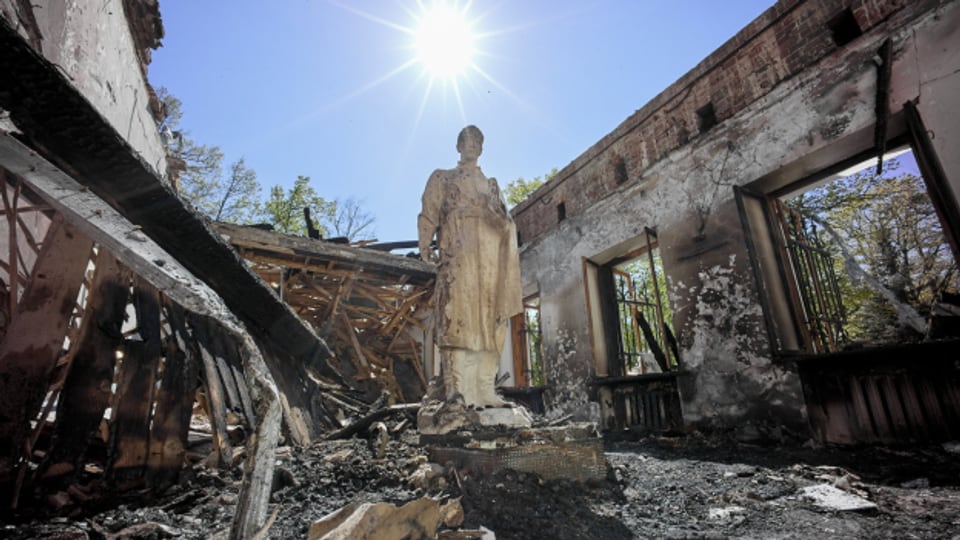 Die Raketenangriffe um Charkiw haben auch dieses Museum schwer beschädigt; diese Statue eines ukrainischen Philosophen blieb jedoch intakt.