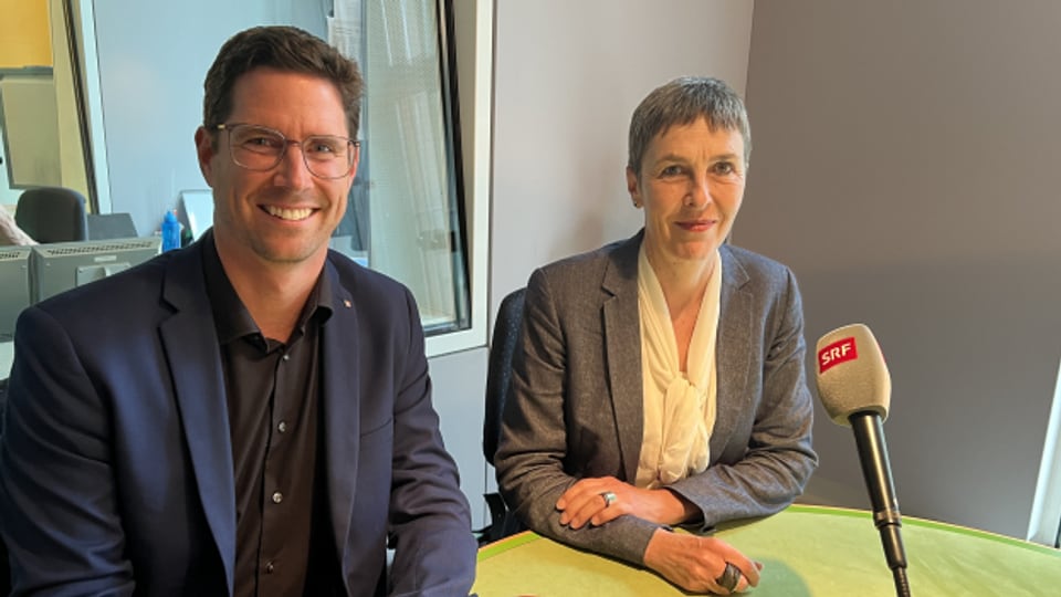 Lars Guggisberg (SVP, BE) und Barbara Gysi (SP, SG) diskutieren im Radiostudio des Medienzentrums des Bundeshauses darüber, ob für den Abbau die Vorgaben der Schuldenbremse aufgeweicht werden sollen.