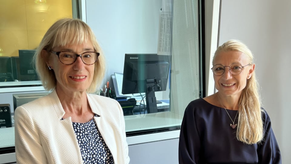 Ruth Humbel (Mitte) und Yvonne Feri (SP) debattieren im Radiostudio des Medienzentrums des Bundeshauses über die Prämienentlastungs-Initiative der SP.