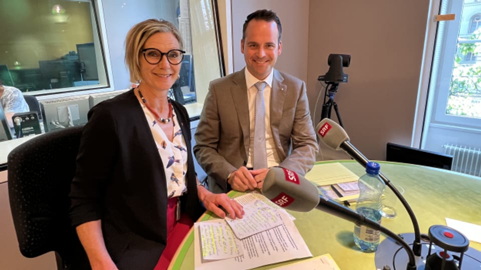 Maya Graf (Grüne, BL) und Damian Müller (FDP, LU) diskutieren im Radiostudio des Medienzentrums des Bundeshauses über den so genannten Koordinationsabzug.