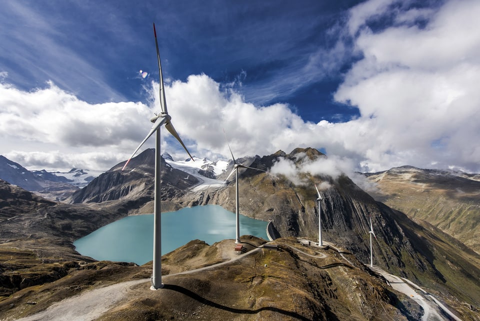 Strom aus Wind- und Sonnen-energie: Die Schweiz schneidet schlecht ab, wenn es um die Förderung dieser erneuerbaren Energien geht.