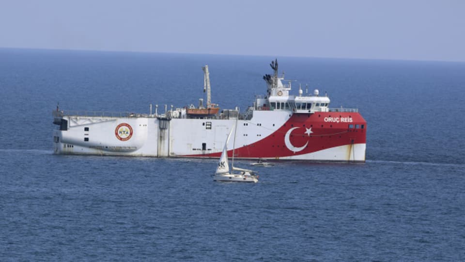 Der Mittelmeerkonflikt zwischen Griechenland und der Türkei flammt wieder auf: Ein türkisches Gasbohrschiff hat abgelegt und soll nach Erdgas suchen, wie schon vor zwei Jahren.