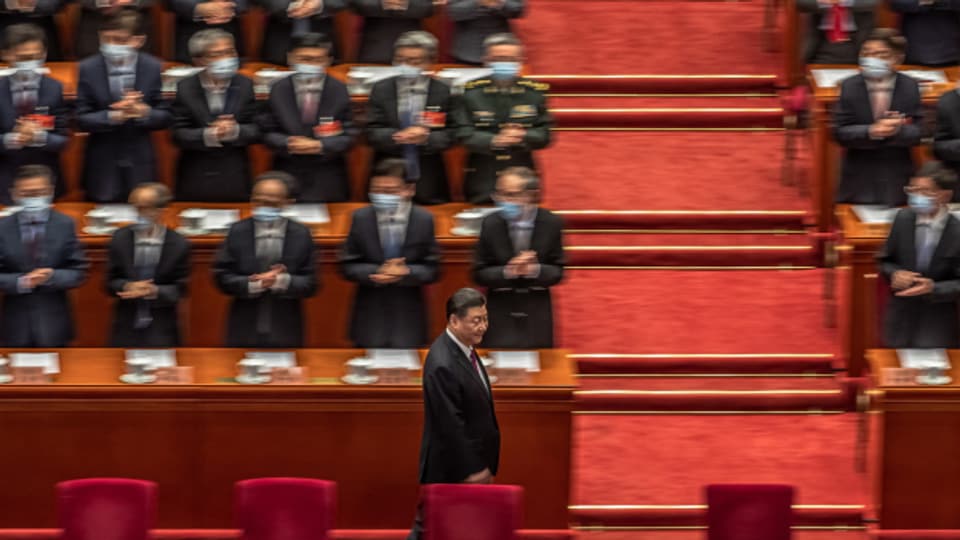 Der chinesische Präsident X i Jinping vor dem Volkskongress in Peking 2021. Er kommt wegen des schwächelnden Wirtschaftswachstum unter Druck.