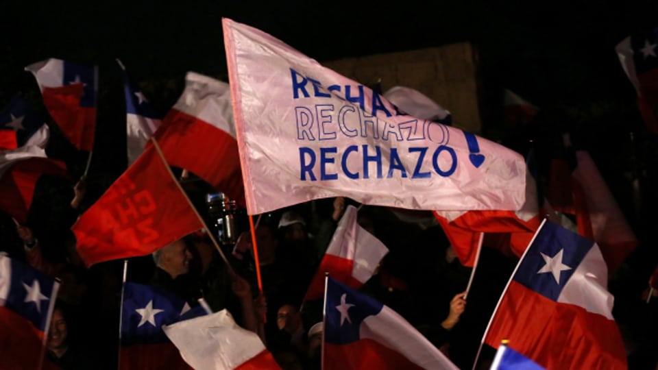 «Rechazo» zu Deutsch «Ablehnung»: Die Mehrheit der Wählenden in Chile hat das Referendum für eine neue Verfassung abgelehnt.