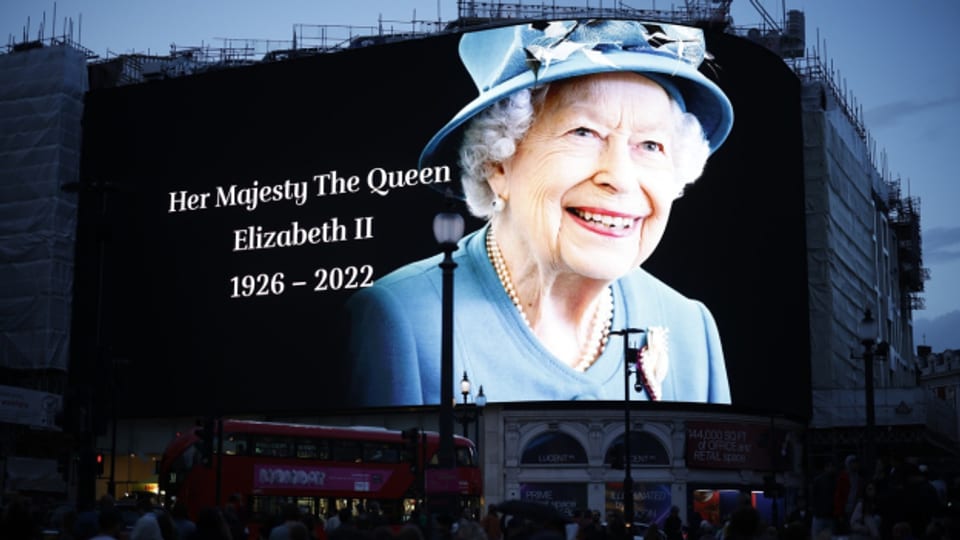 Die Queen ist tot, wird auch am Londoner Piccadilly Circus verkündet.
