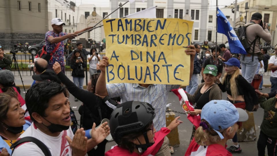 Angeheizte Stimmung in Peru: «Wir werden auch Dina Boluarte absetzen», heisst es nach der Amtsenthebung Pedro Castillos auf einem Plakat.
