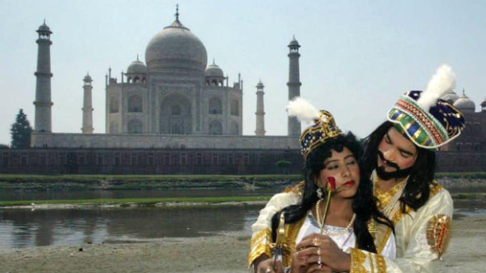 Zwei Schauspieler als Mumtaz Mahal und Shah Jahan.