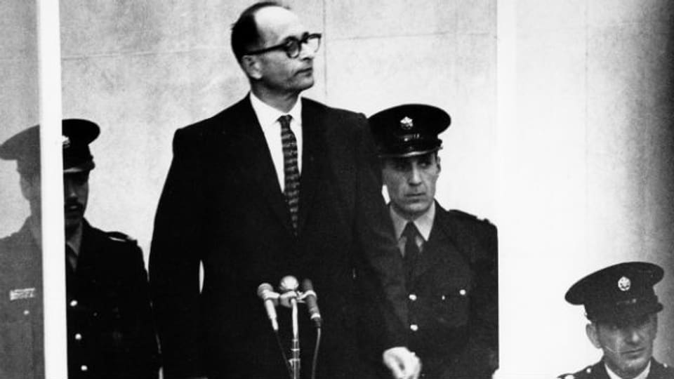 Adolf Eichmann hinter einer Glasbox.