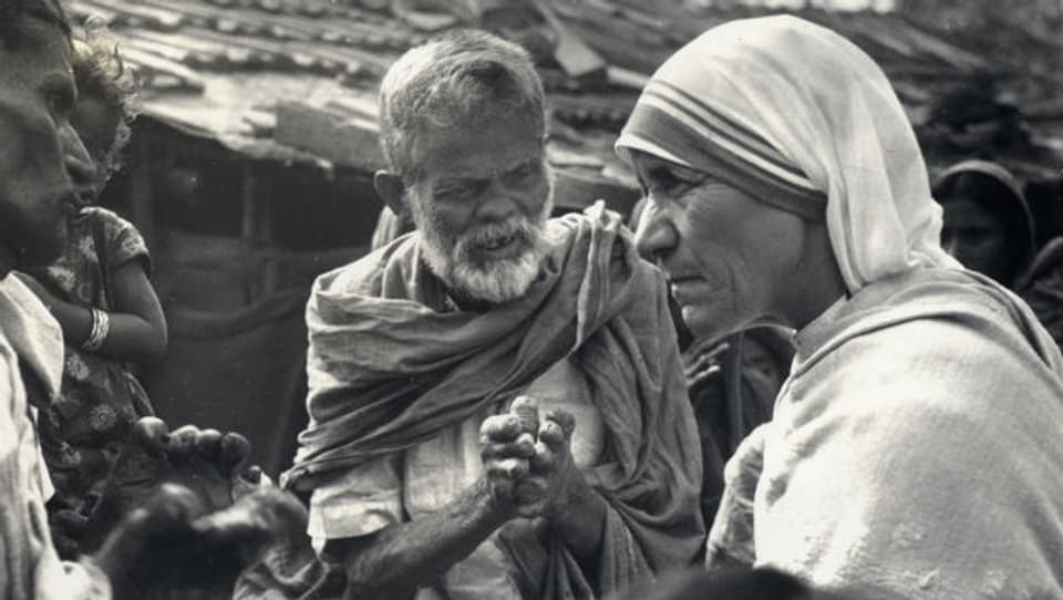 Mutter Teresa 1960 mit Lepra-Patienten in Indien