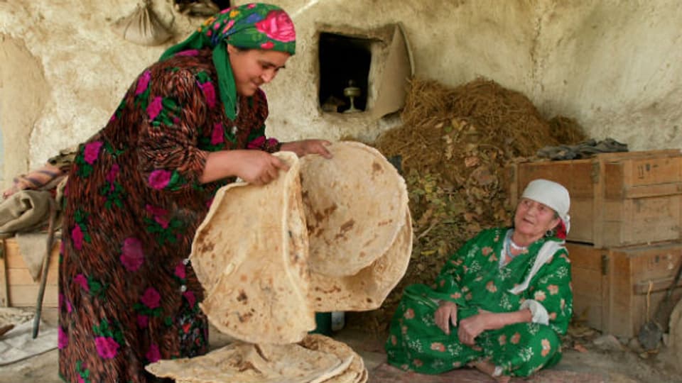 Frauen in Tadschikistan beim Brot backen