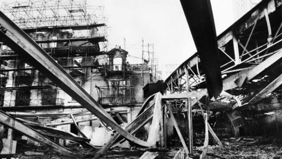 Blick auf das zerstörte Casino in Montreux nach dem Brand 1971