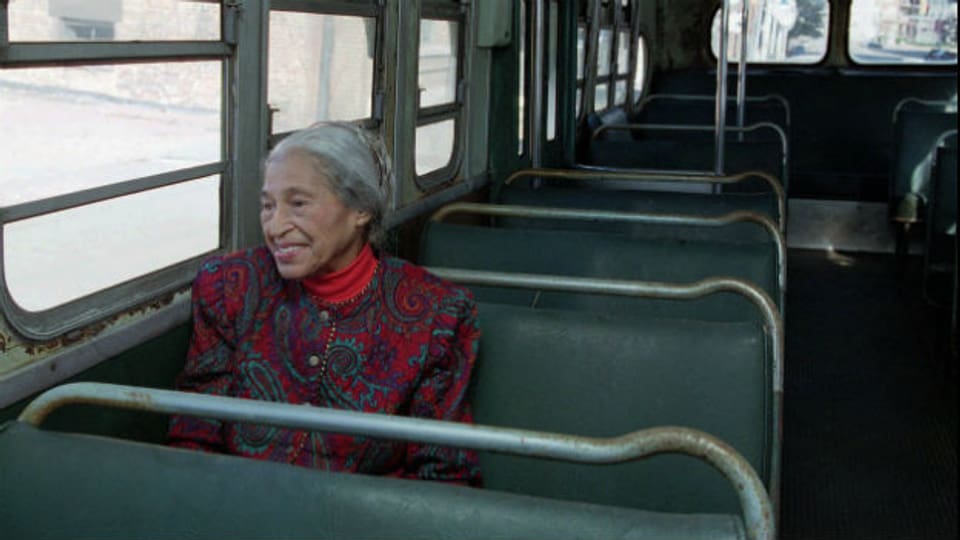 Rosa Parks 1995 in einem Bus im US-Bundesstaat Alabama