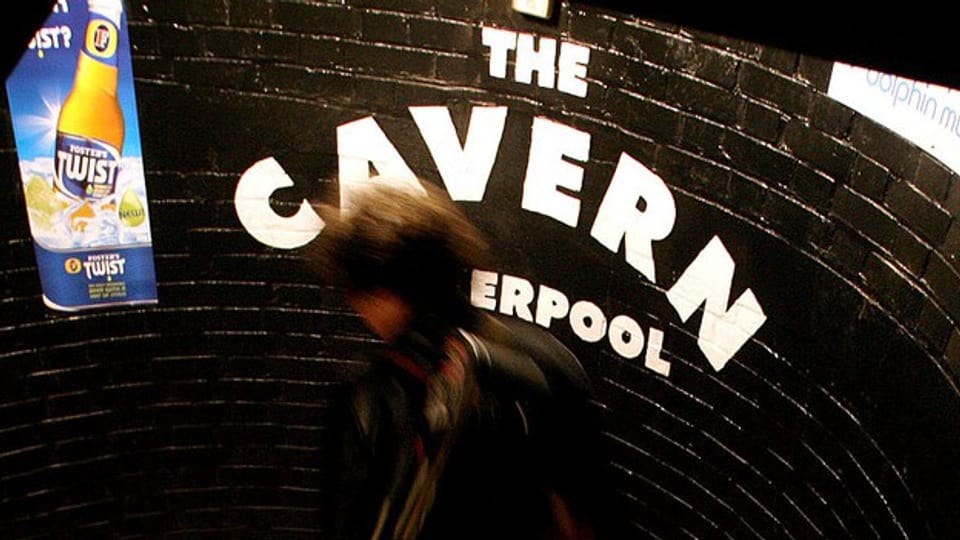 Der Eingang des «Cavern Club» mit Wendeltreppe und Schriftzug, ein Musiker tritt ein