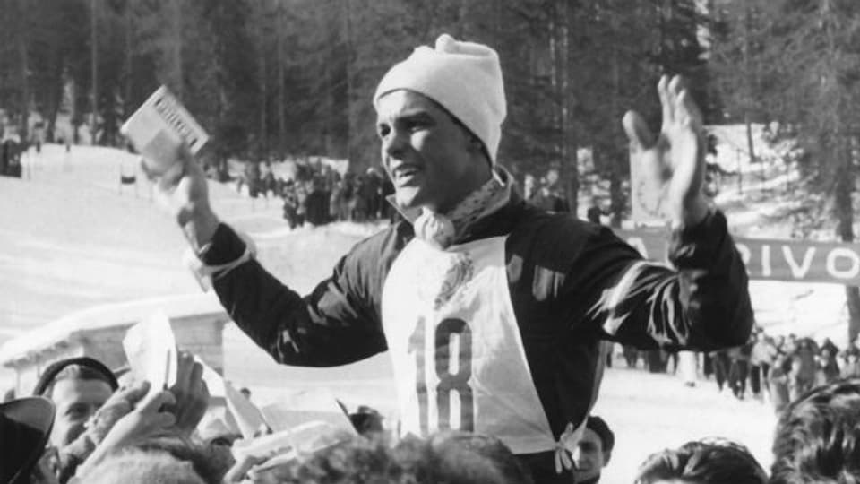 Toni Sailer in Cortina d`Ampezzo umringt von Fans.