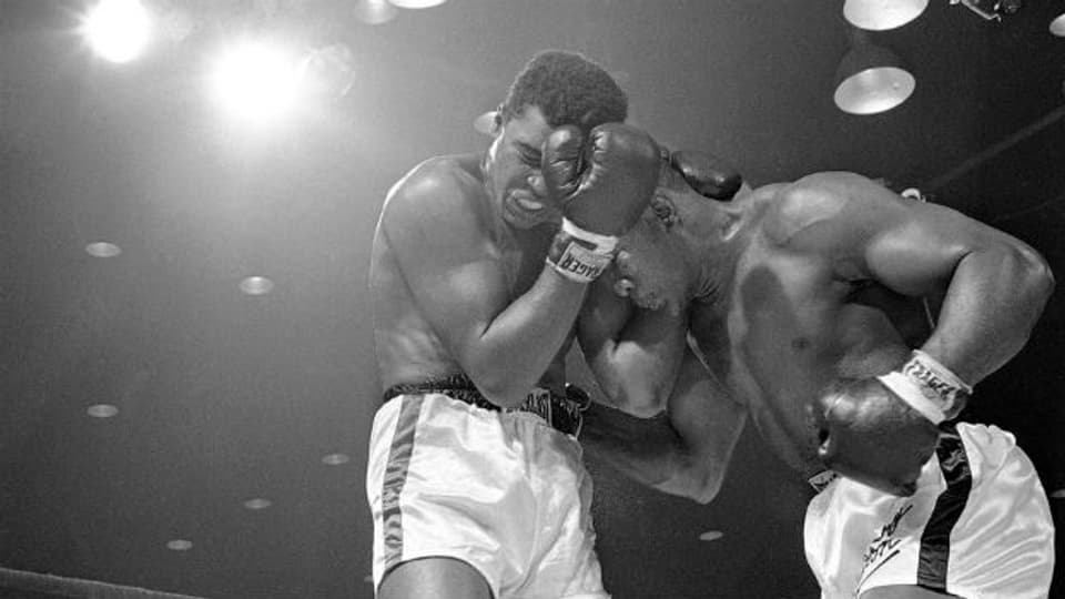 Der Boxer Cassius Clay im Kampf mit Sonny Liston.