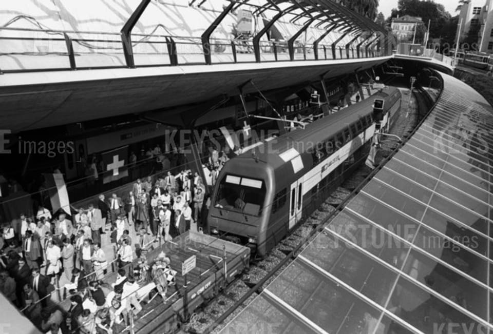 Die erste S-Bahn fährt am 17. Mai 1990 in den Zürcher Bahnhof Stadelhofen ein, zehn Tage vor der eigentlichen Eröffnung.