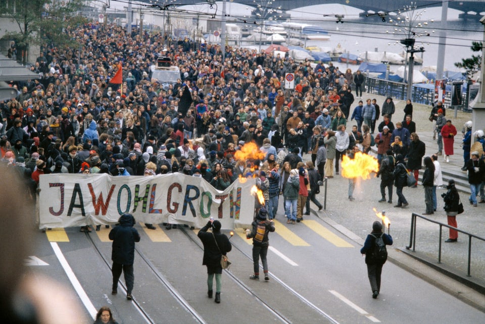 Hausbesetzer des Wohlgroth-Areals in Zürich demonstrieren am 20. November 1993 für ihre Anliegen.